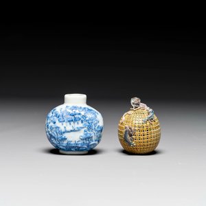Een Chinese blauw-witte snuiffles en een famille rose opengewerkte bal, 19e eeuw — foto 2
