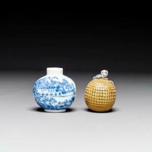 Een Chinese blauw-witte snuiffles en een famille rose opengewerkte bal, 19e eeuw — foto 4