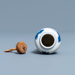Een Chinese blauw-witte snuiffles, Yongzheng merk, 18/19e eeuw — foto 5