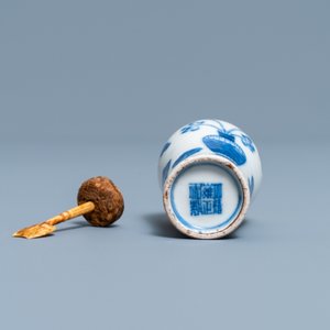 Een Chinese blauw-witte snuiffles, Yongzheng merk, 18/19e eeuw — foto 6