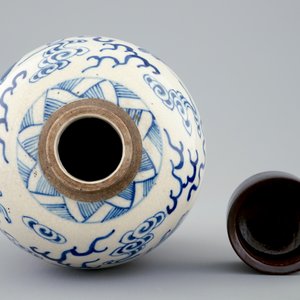 Een Chinese blauw-witte soft paste gemberpot met houten deksel, 19e eeuw — foto 6