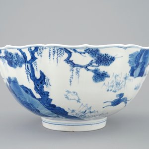 Een Chinese blauw-witte soft paste kom met ruiterdecor, Kangxi — foto 4