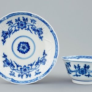Een Chinese blauw-witte soft paste kop en schotel met reliëfdecor, Qianlong, 18e eeuw — foto 1