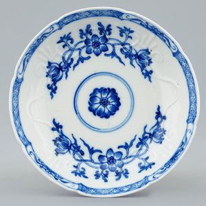 Een Chinese blauw-witte soft paste kop en schotel met reliëfdecor, Qianlong, 18e eeuw — foto 2