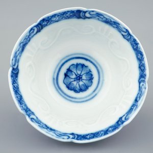 Een Chinese blauw-witte soft paste kop en schotel met reliëfdecor, Qianlong, 18e eeuw — foto 4