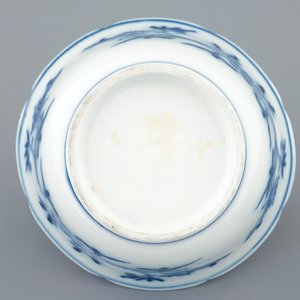 Een Chinese blauw-witte soft paste kop en schotel met reliëfdecor, Qianlong, 18e eeuw — foto 5