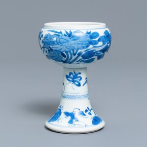 Een Chinese blauw-witte stem bowl, Kangxi — foto 1