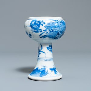 Een Chinese blauw-witte stem bowl, Kangxi — foto 5