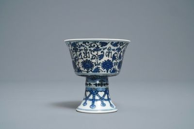 Een Chinese blauw-witte stem cup met Lança inscripties, Qianlong merk en periode