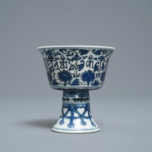 Een Chinese blauw-witte stem cup met Lança inscripties, Qianlong merk en periode — foto 1