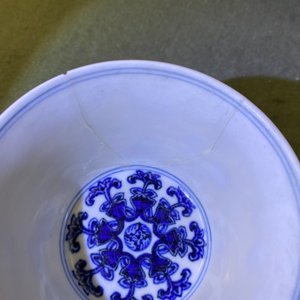 Een Chinese blauw-witte stem cup met Lança inscripties, Qianlong merk en periode — foto 12