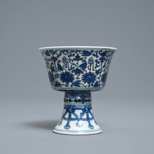Een Chinese blauw-witte stem cup met Lança inscripties, Qianlong merk en periode — foto 4