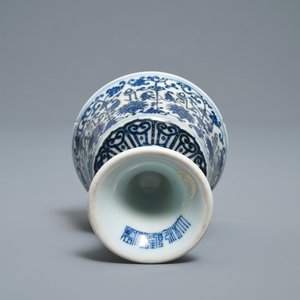 Een Chinese blauw-witte stem cup met Lança inscripties, Qianlong merk en periode — foto 6