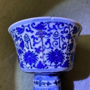 Een Chinese blauw-witte stem cup met Lança inscripties, Qianlong merk en periode — foto 8
