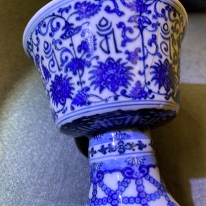 Een Chinese blauw-witte stem cup met Lança inscripties, Qianlong merk en periode — foto 9