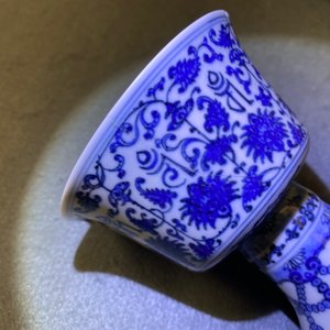 Een Chinese blauw-witte stem cup met Lança inscripties, Qianlong merk en periode — foto 10