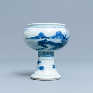 Een Chinese blauw-witte stem cup met landschapsdecor, Kangxi/Yongzheng — foto 3