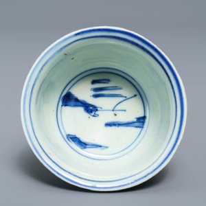 Een Chinese blauw-witte stem cup met landschapsdecor, Transitie periode — foto 7
