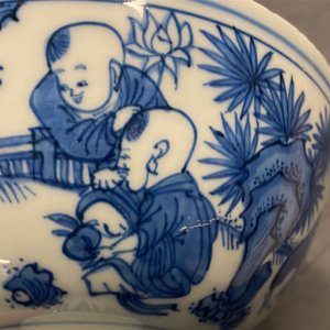 Een Chinese blauw-witte stem cup met spelende jongens, Wanli — foto 27