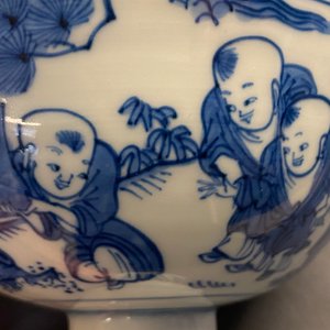 Een Chinese blauw-witte stem cup met spelende jongens, Wanli — foto 29