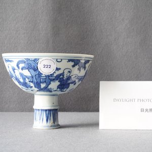 Een Chinese blauw-witte stem cup met spelende jongens, Wanli — foto 10