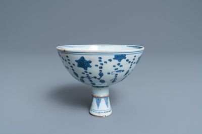 Een Chinese blauw-witte stem cup, Ming