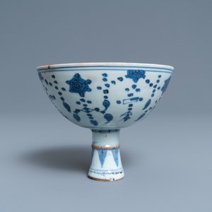 Een Chinese blauw-witte stem cup, Ming — foto 2