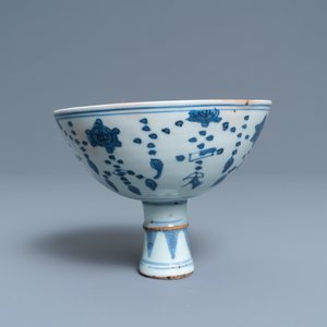 Een Chinese blauw-witte stem cup, Ming — foto 3