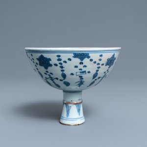 Een Chinese blauw-witte stem cup, Ming — foto 4