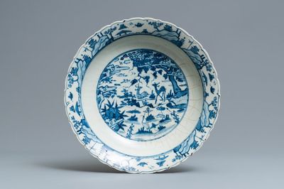 Een Chinese blauw-witte Swatow schotel met herten in een landschap, Ming