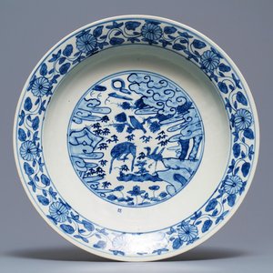Een Chinese blauw-witte Swatow schotel met inscriptie, Ming — foto 1