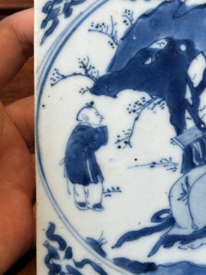 Een Chinese blauw-witte tegel met een 'Lange Lijs', Kangxi — foto 4