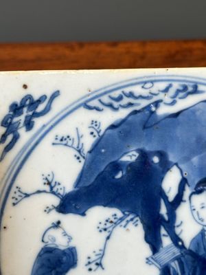 Een Chinese blauw-witte tegel met een 'Lange Lijs', Kangxi — foto 5