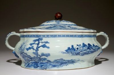 Een Chinese blauw-witte terrine met deksel, Qianlong