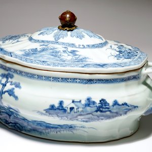 Een Chinese blauw-witte terrine met deksel, Qianlong — foto 7