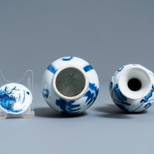 Een Chinese blauw-witte theebus en een flesvormig vaasje, Kangxi — foto 5