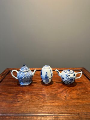 Een Chinese blauw-witte theebus en twee theepotten, Kangxi/Qianlong — foto 1