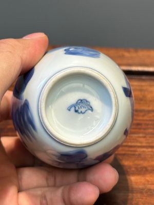 Een Chinese blauw-witte theebus en twee theepotten, Kangxi/Qianlong — foto 13