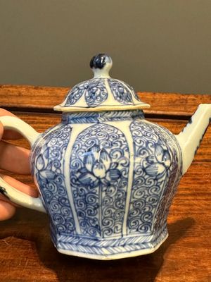 Een Chinese blauw-witte theebus en twee theepotten, Kangxi/Qianlong — foto 16