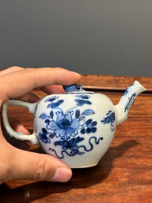 Een Chinese blauw-witte theebus en twee theepotten, Kangxi/Qianlong — foto 22