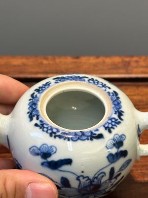 Een Chinese blauw-witte theebus en twee theepotten, Kangxi/Qianlong — foto 26