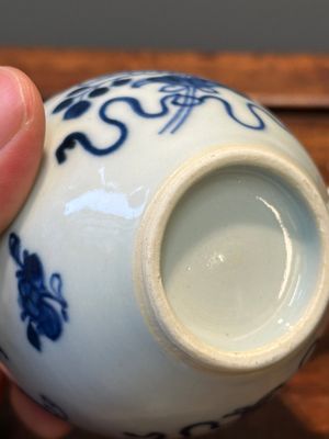 Een Chinese blauw-witte theebus en twee theepotten, Kangxi/Qianlong — foto 28