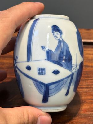 Een Chinese blauw-witte theebus en twee theepotten, Kangxi/Qianlong — foto 10