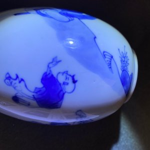 Een Chinese blauw-witte theebus met deksel, Kangxi — foto 16