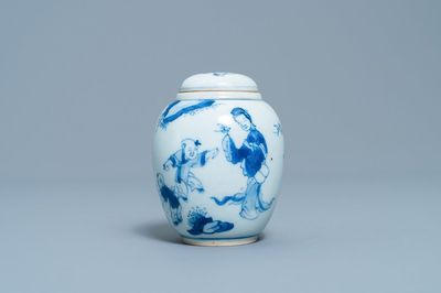 Een Chinese blauw-witte theebus met deksel met spelende jongens, Kangxi