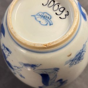 Een Chinese blauw-witte theebus met deksel met spelende jongens, Kangxi — foto 11