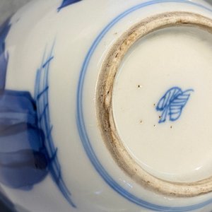 Een Chinese blauw-witte theebus met zilveren deksel, Kangxi — foto 11