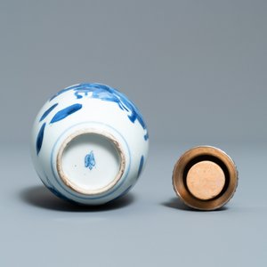 Een Chinese blauw-witte theebus met zilveren deksel, Kangxi — foto 7