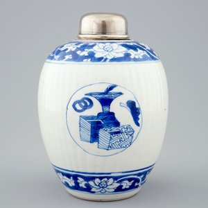 Een Chinese blauw-witte theebus met zilveren deksel, Kangxi — foto 2