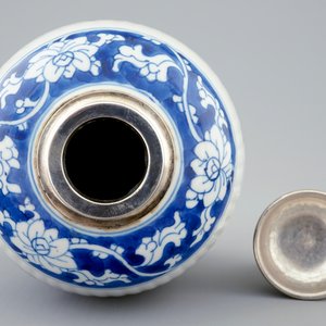 Een Chinese blauw-witte theebus met zilveren deksel, Kangxi — foto 4